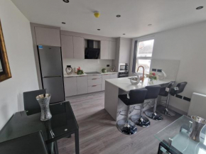 Modern 4 BR flat with 4 ensuites in central Reading